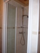 Salle de bain equipée d'une cabine de douche très spacieuse Salle de bain equipée d'une cabine de douche très spacieuse